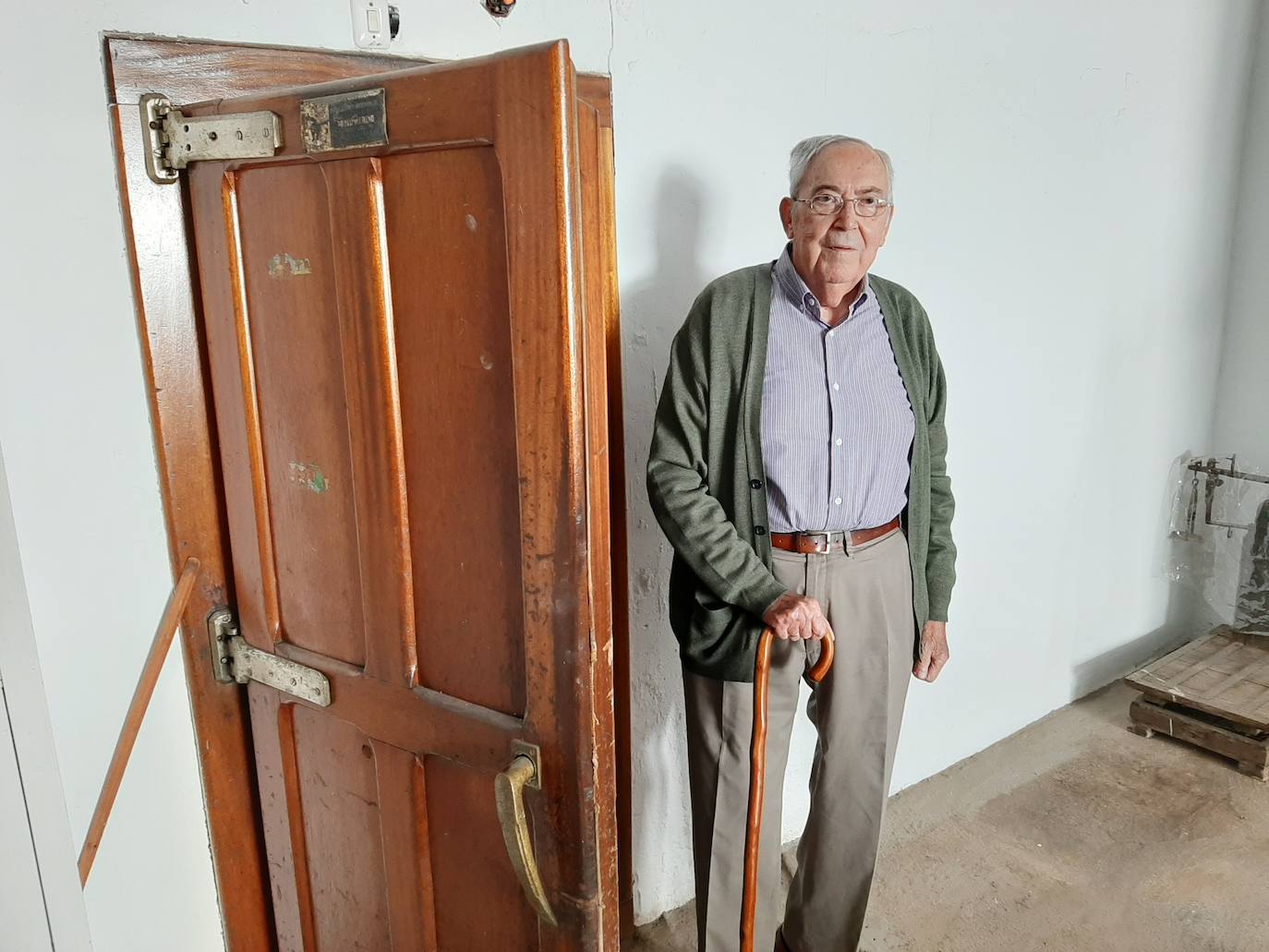 Pepe Castilla junto a las cámaras de mantenimiento Lucio Poves 