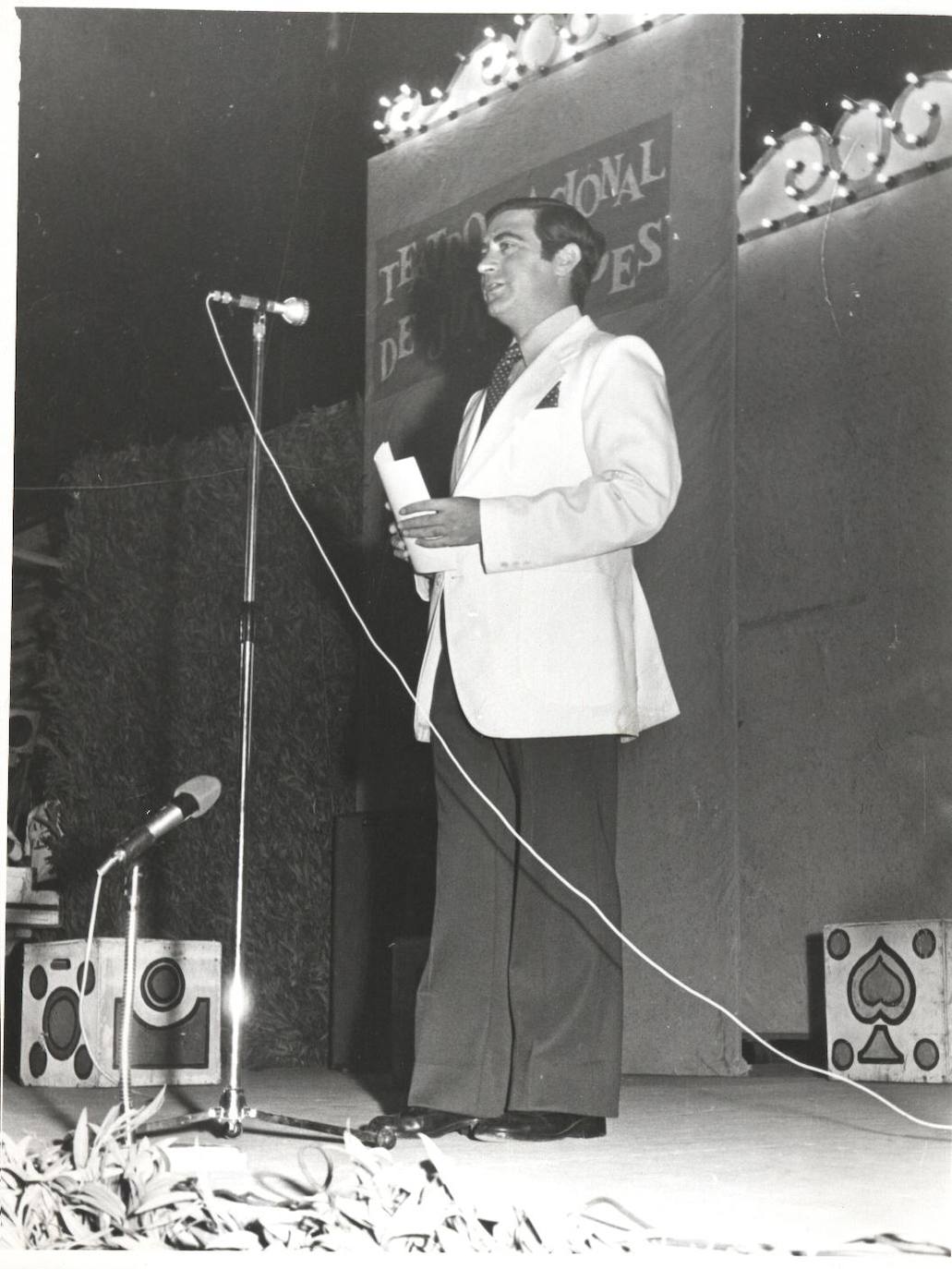 Julio Luengo en el escenario de Festivales en el Patio de la Virgen 