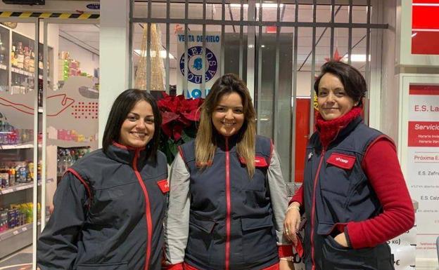 No es muy habirtuak que una estación de Servicios esté atendfida por tres mujeres 