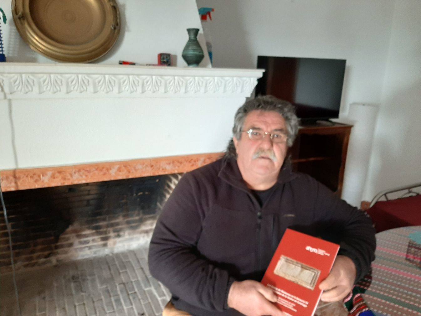 Lorenzo Gallardio con su libro 