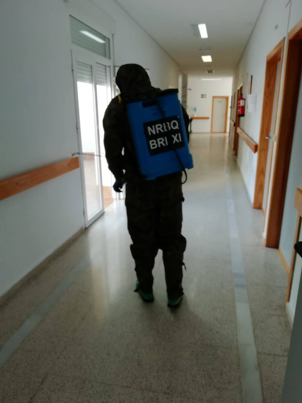 Un soldado de la Brigada Extremadura XI desinfectado la Residemncia 