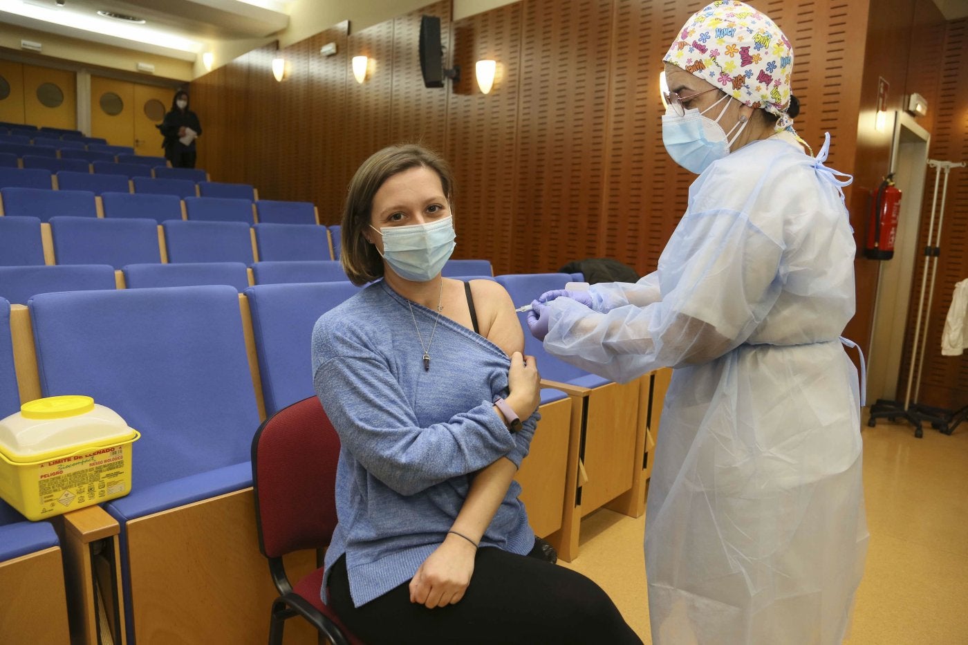 Vacunación en un Salon de actos 