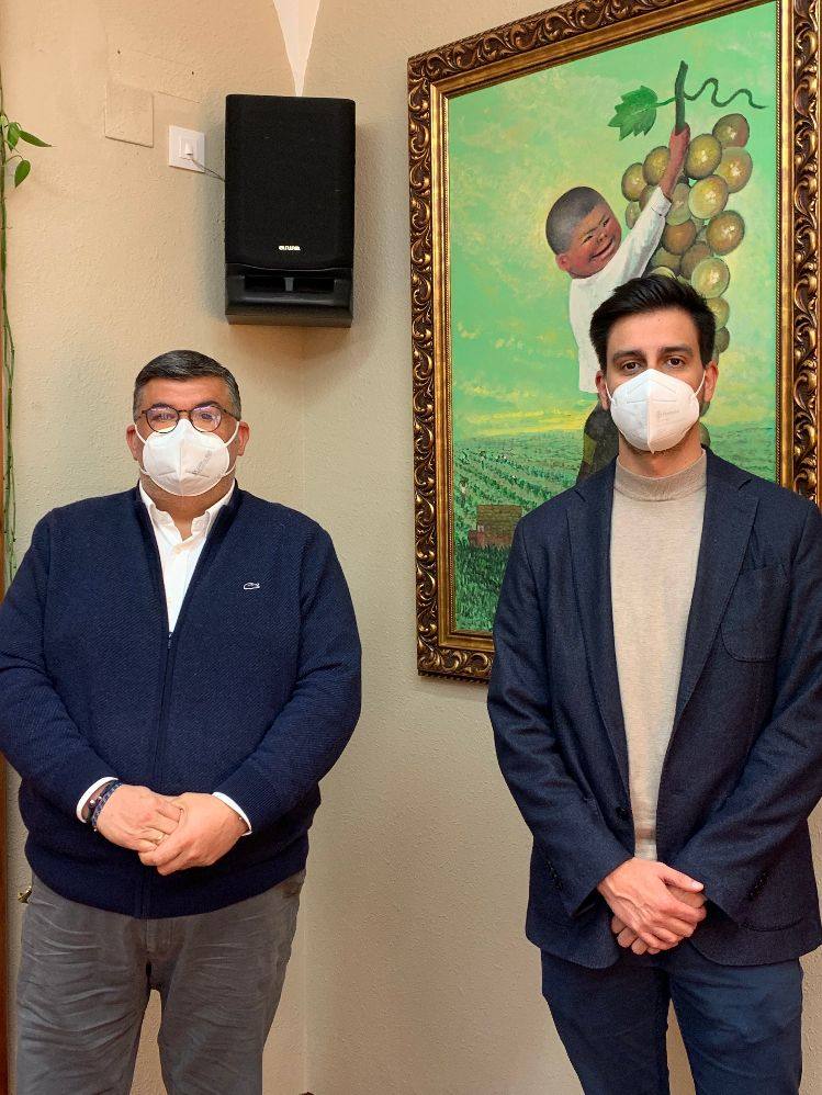 A la derecha del alcalde el nuevo secretario 