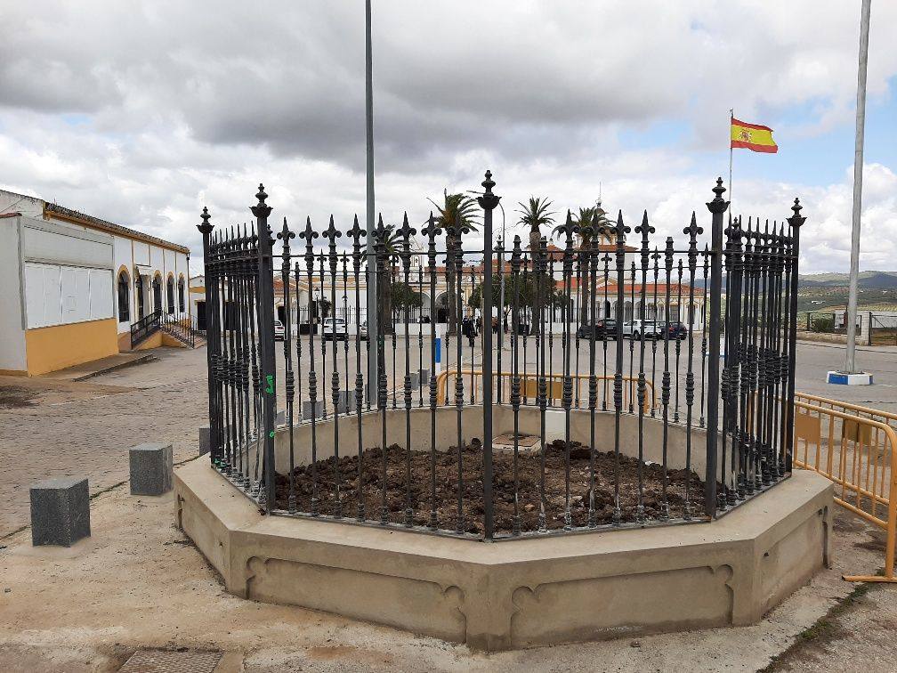 La plantación se ha rodeado de una protección de hierrop y cemento 