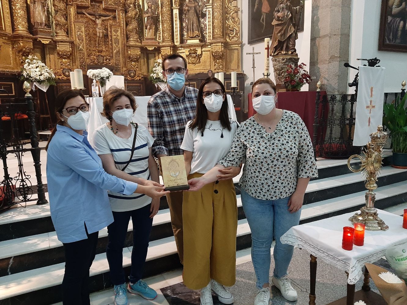 Los catequistas recibieron un azulejo con el cartel de la Semana del Corpus 