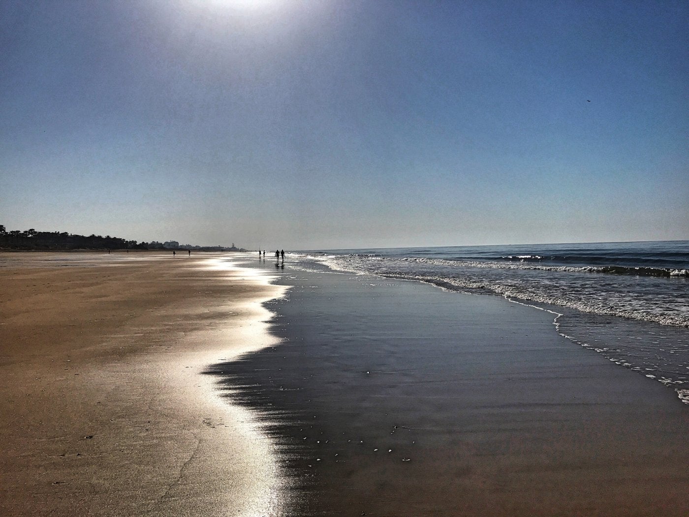 Con el buen tiempo algunos santeños ya buscan la playa 