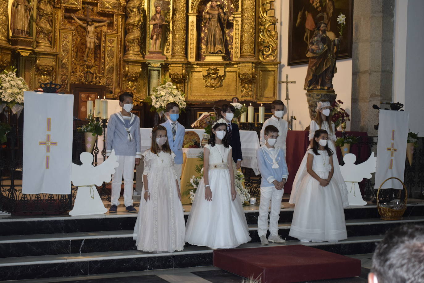 5 niños y 4 niñas han hecho su primera comunión este domingo 