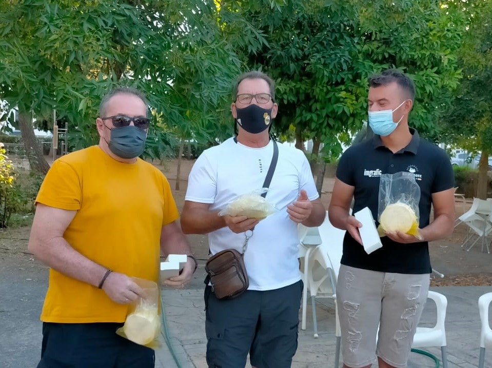 Campeones de la competición por tripletas, reciben su premio