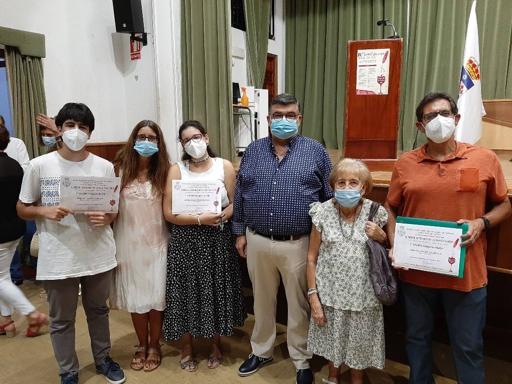 La familia de Pili Díaz segunda por la derecha - sus nietos, el yerno y su hija junto al alcalde 