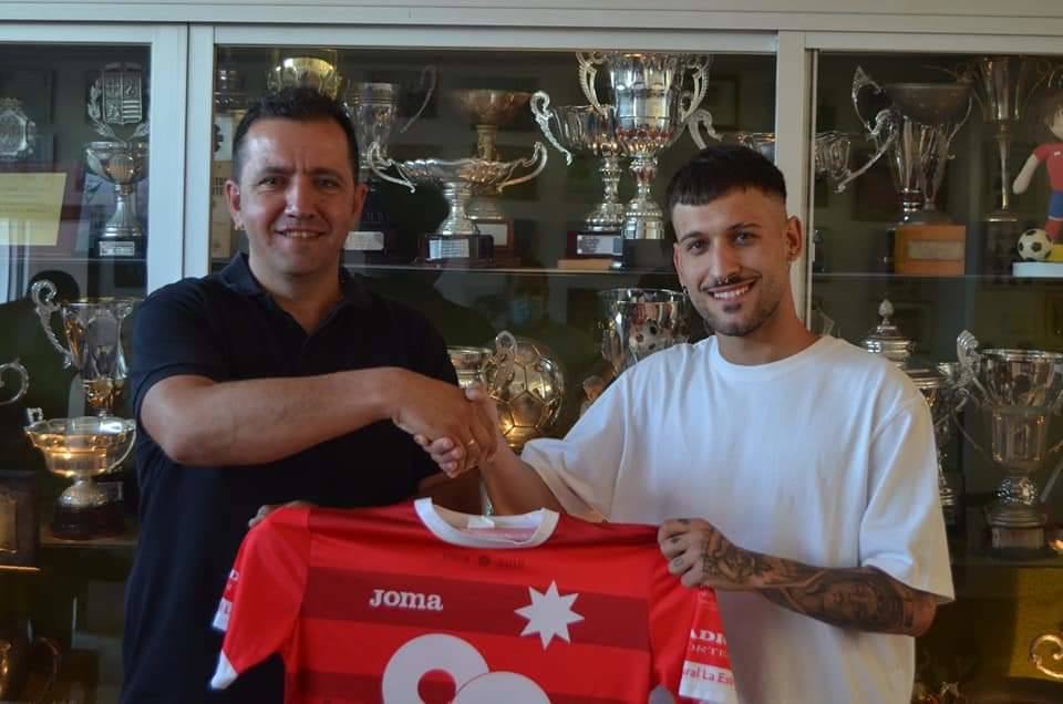 El presidente de la Estrella Fran Alburquerque en la presentación de un nuevo jugador de la Yeyi 