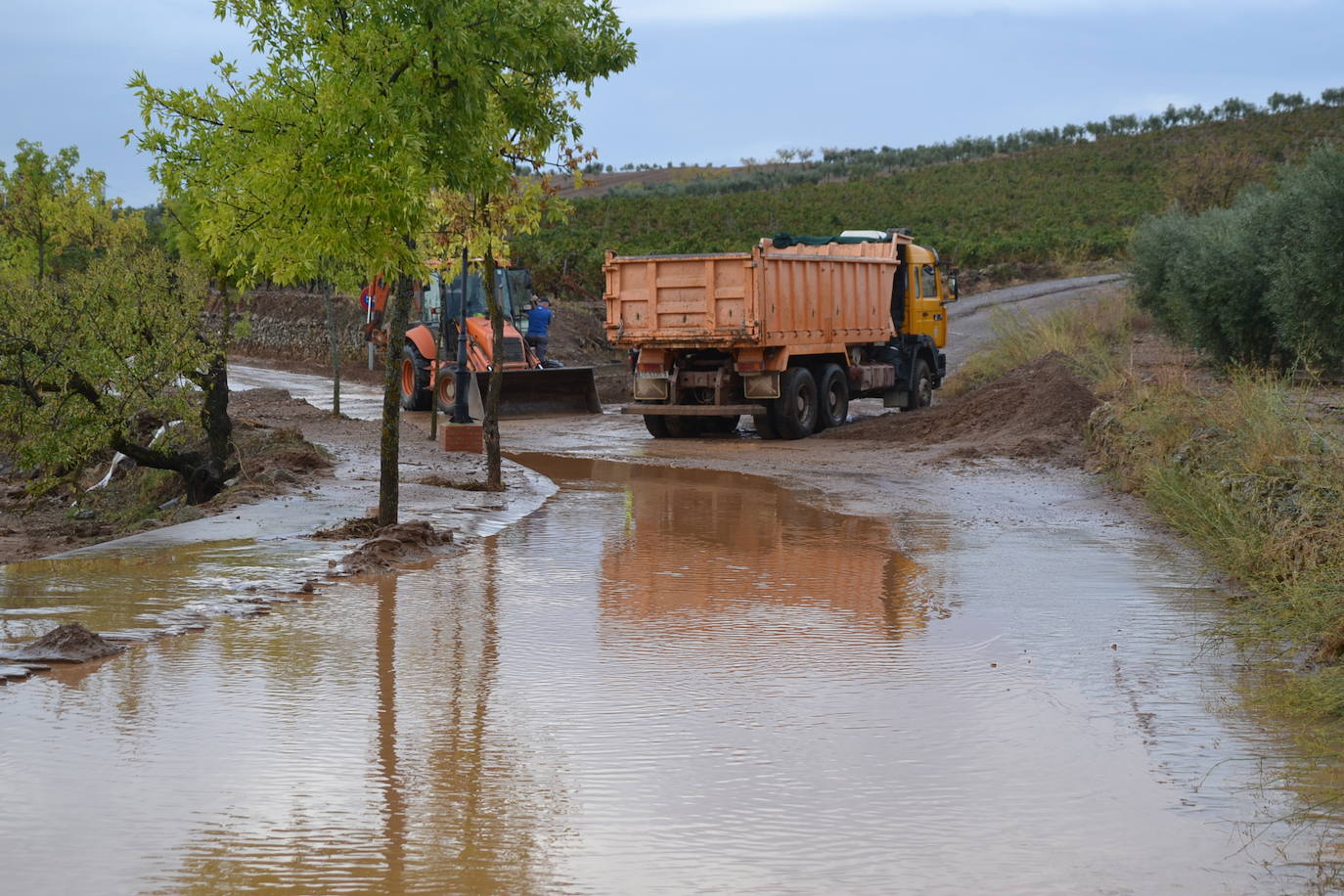 El agua en el camino del cementerio 