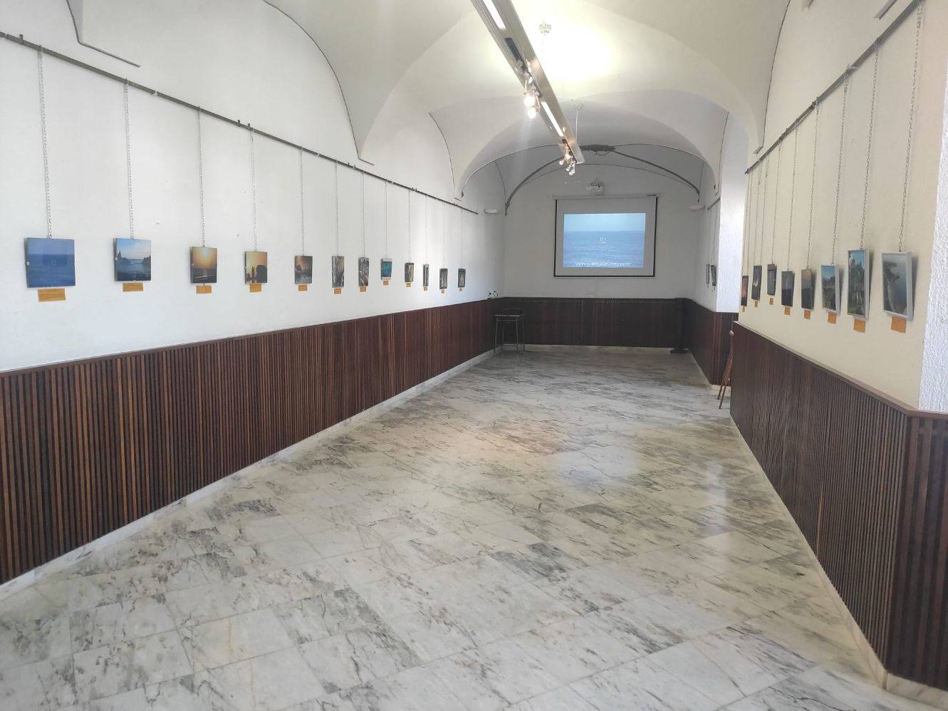 Sala de Exposiciones con las fotos del verano 
