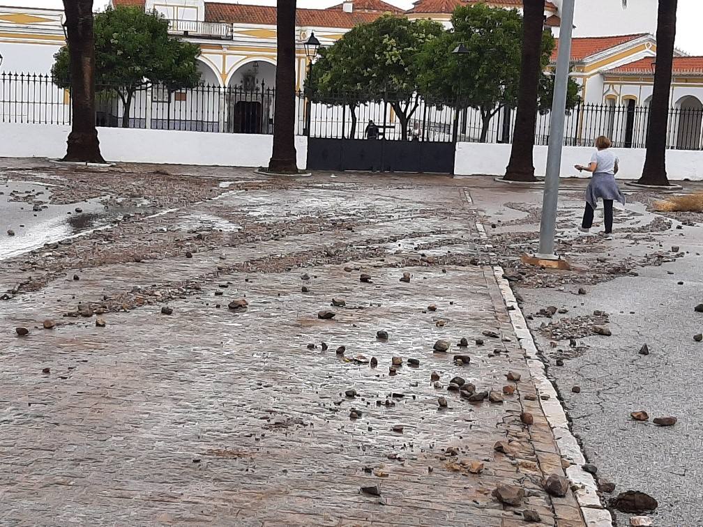 Acumulación de barro y piedra junto a la ermoita de la Virgen 