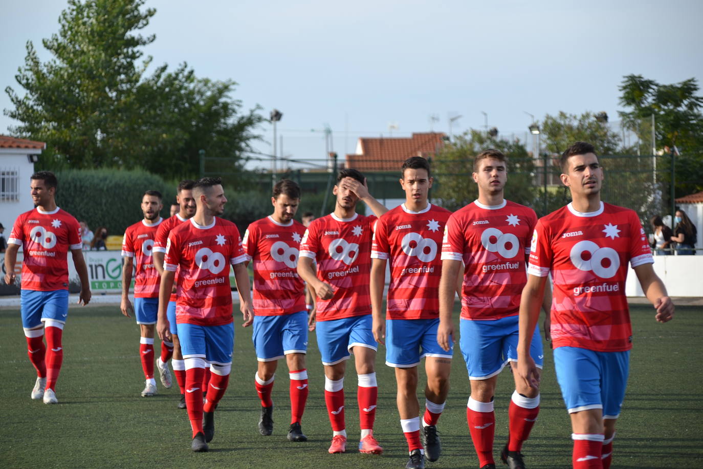 Salto al campo en el primer partido de liga 