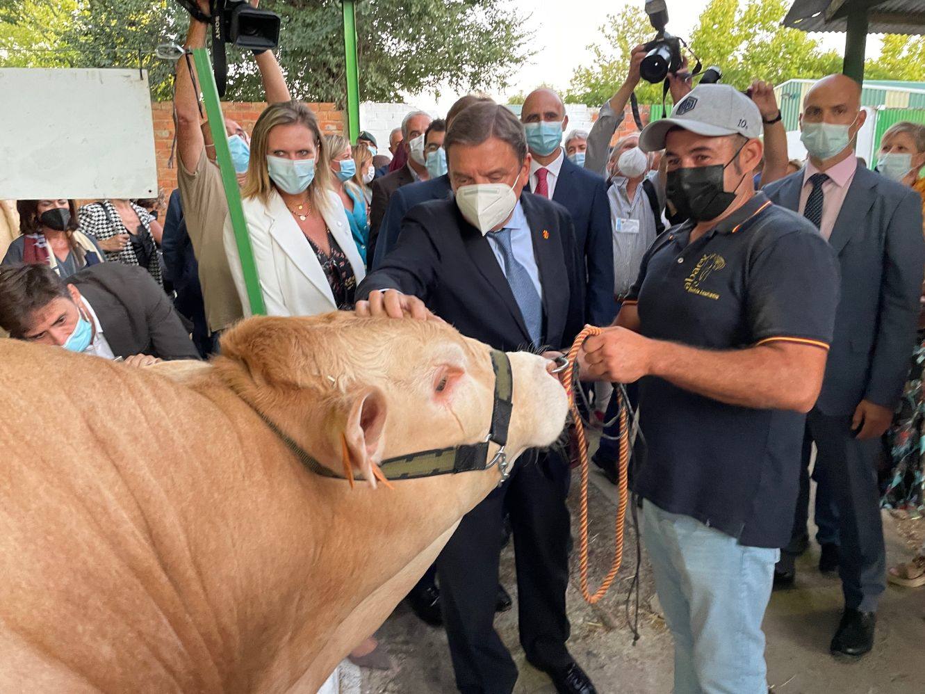 El ministro acariciando un animal expuesto 