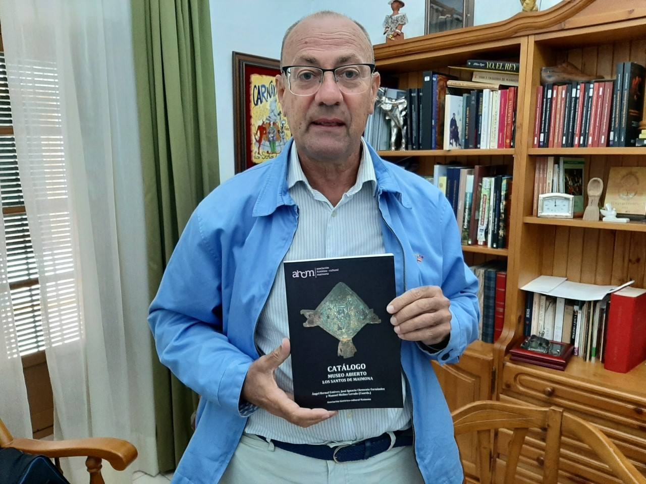 Ángel Bernal sostiene un ejemplar de libro que será regalado a quienes acudan a la presentación 