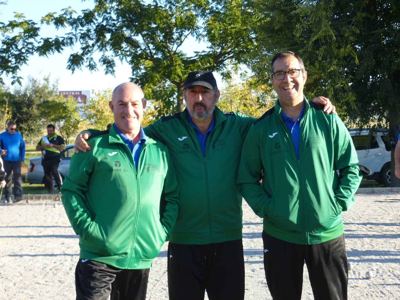 Los amigos de la petanca, organizadores y particpantes del torneo