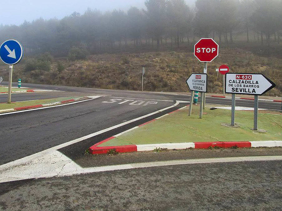 Intersección de la carretera N-630 con la carretera autonómica EX-101 
