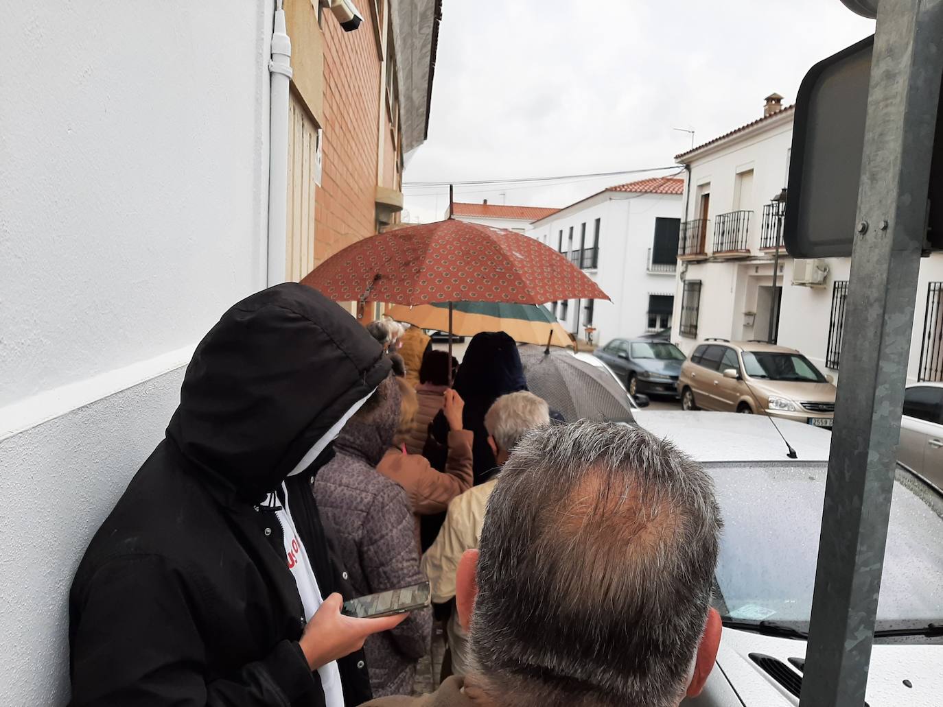 En la cola bajo la lluvia 