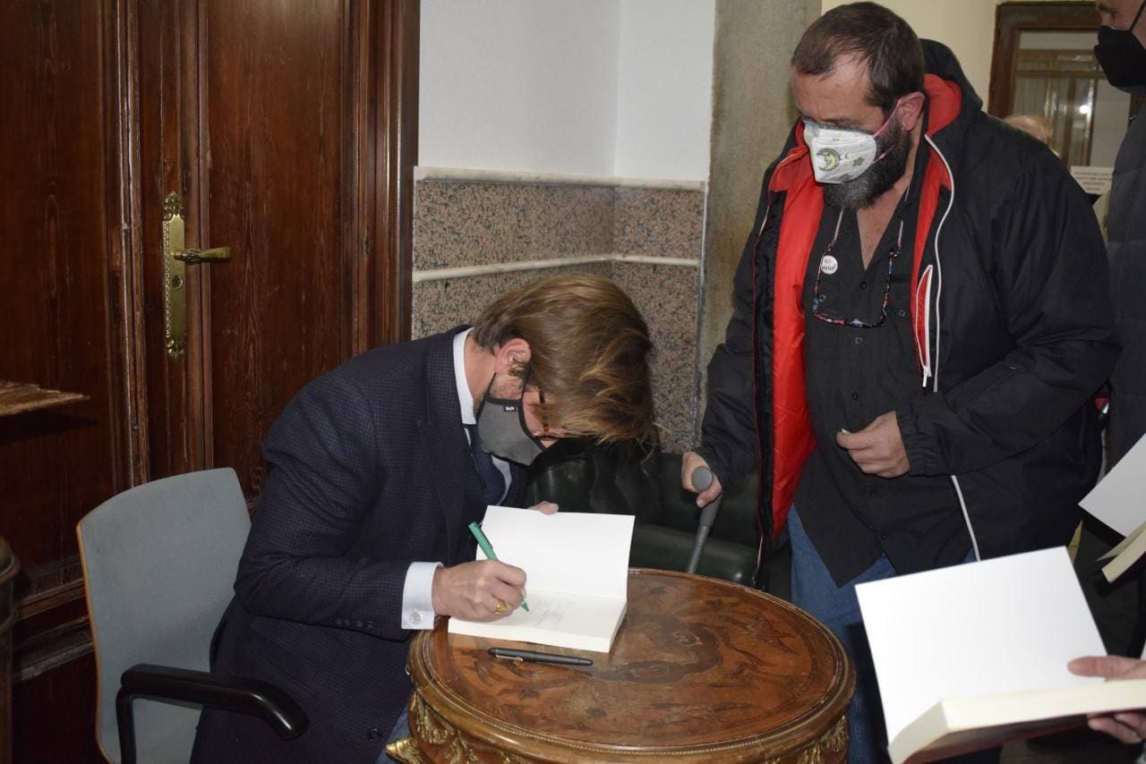 El autor firmando ejemplares 