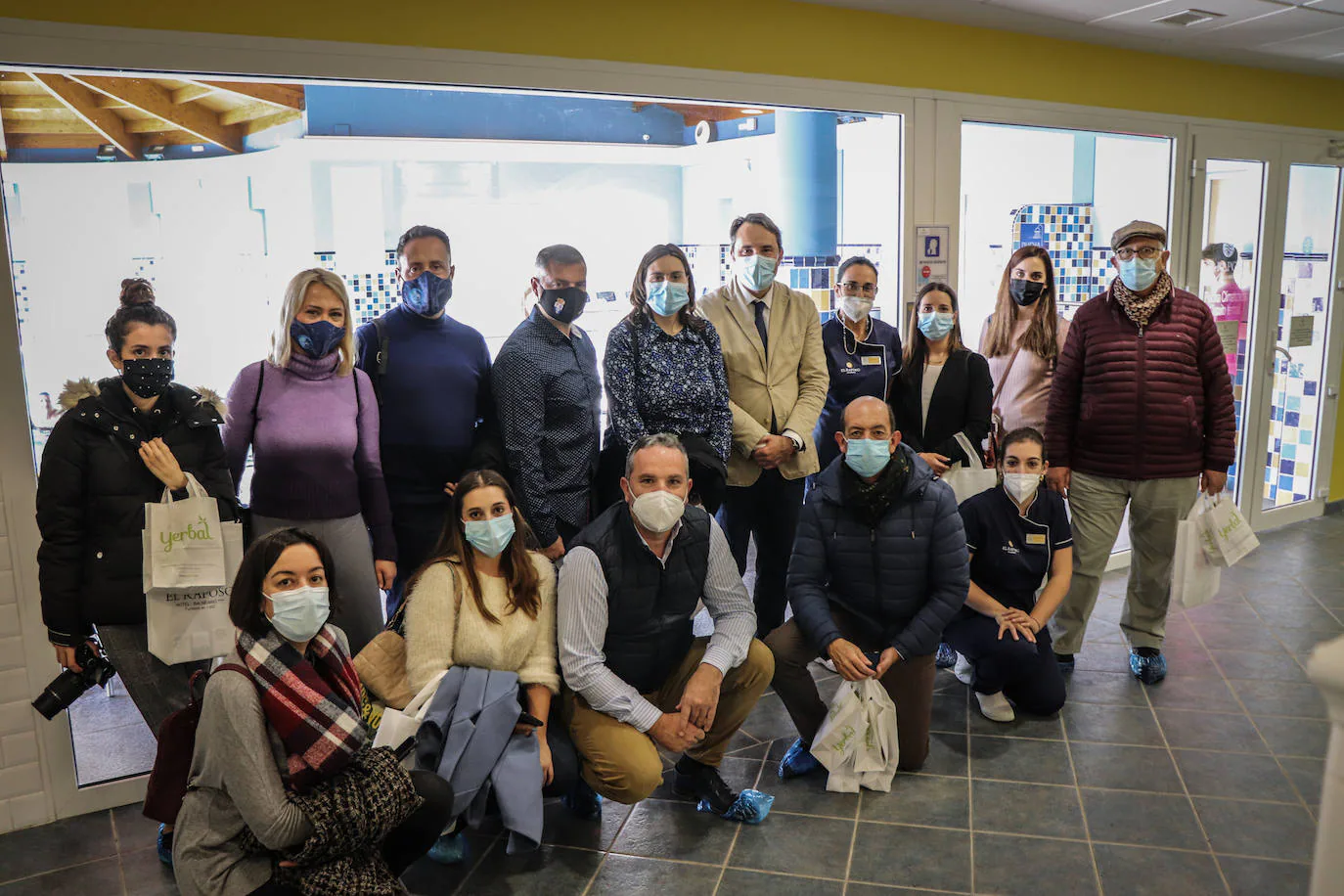 Grupo de Periodistas con los gestores del Balneario 