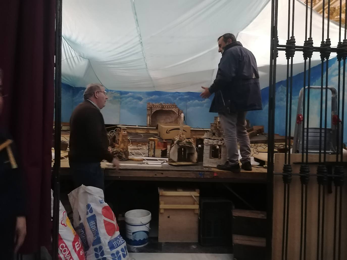 El equipo de belenistas trabajando en el belén 