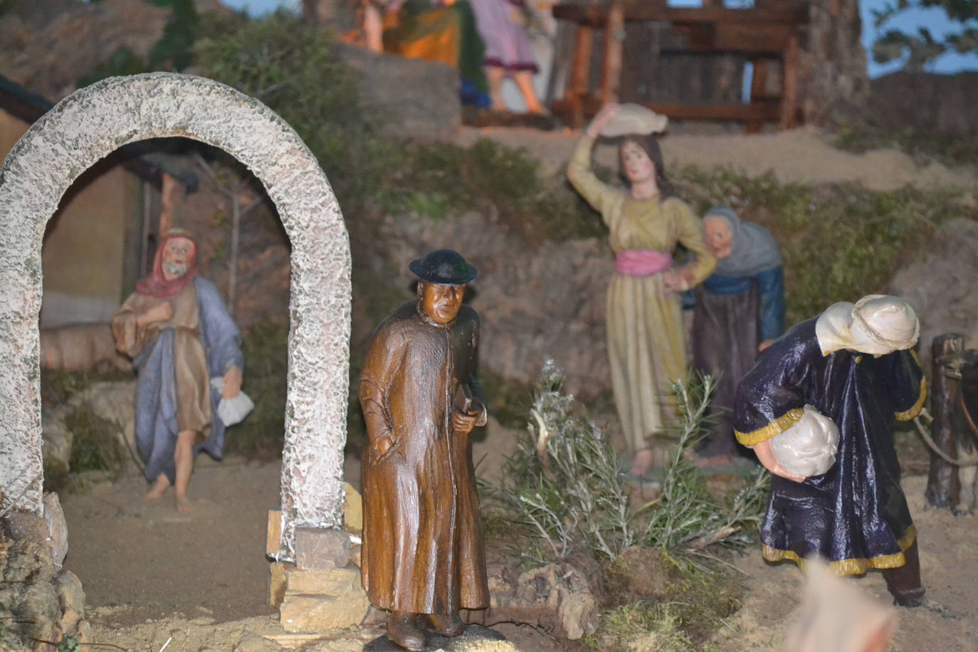 En padre Luis entre sus figuras 