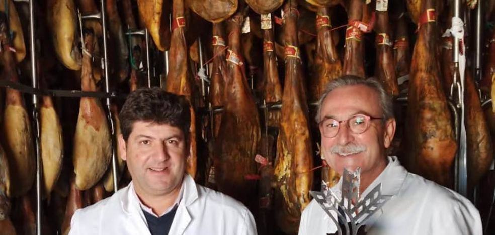A la derecha Francisco Javier Morato con su Sobrino Antonio y la Espiga sde Oro al mejor jamón 
