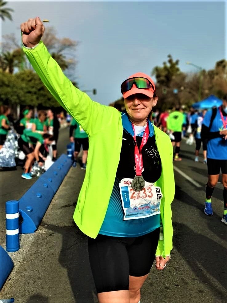 Esther Hernández super contenta tras superar el reto de los 21k