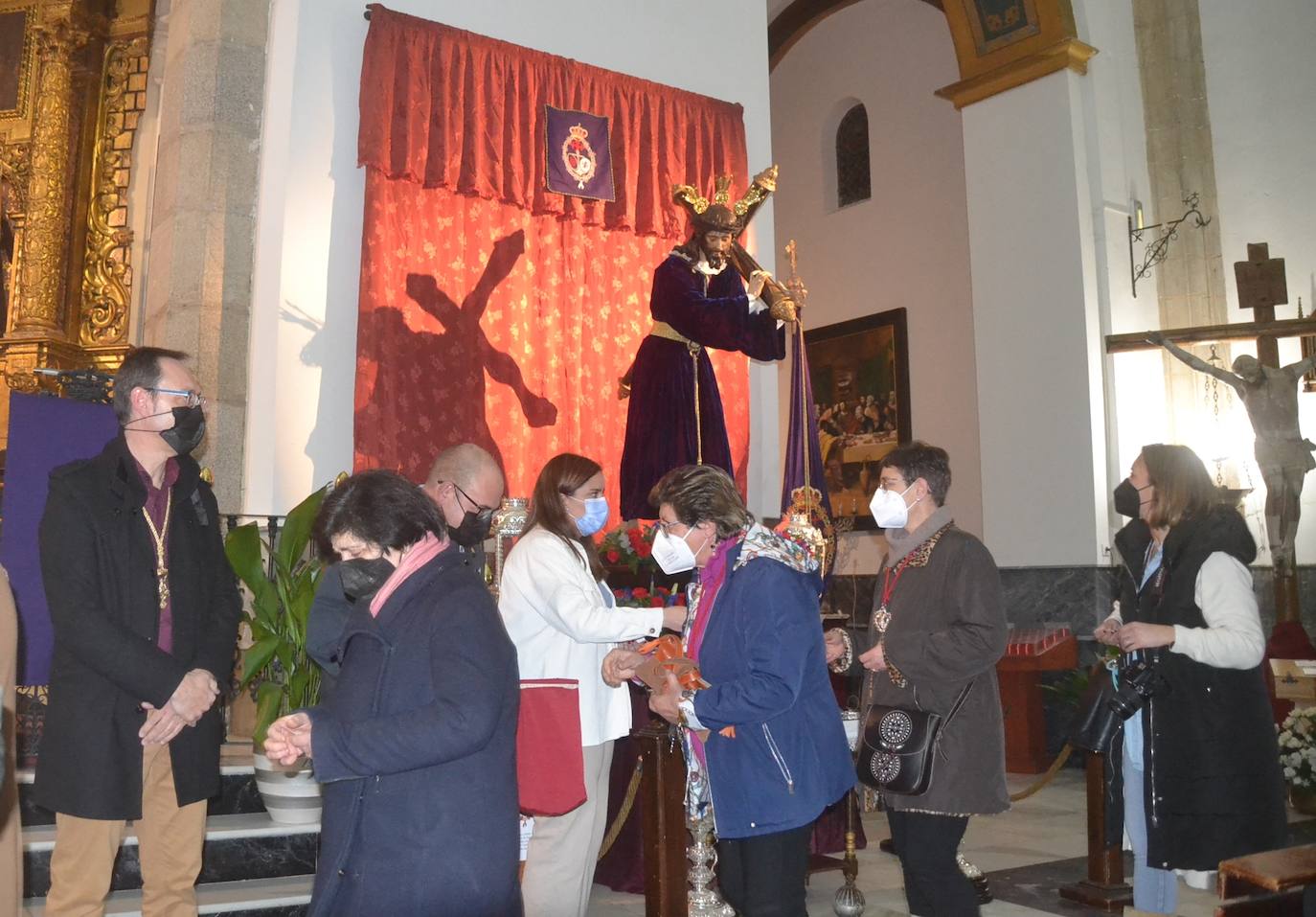 Reverencia al Cristo Nazareno en el primer día del triduo 