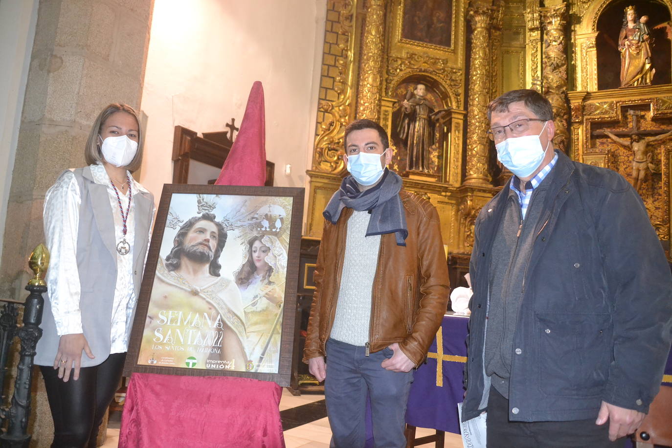 El autor, el párroco y la representante de la Coordinadora junto al cartel 