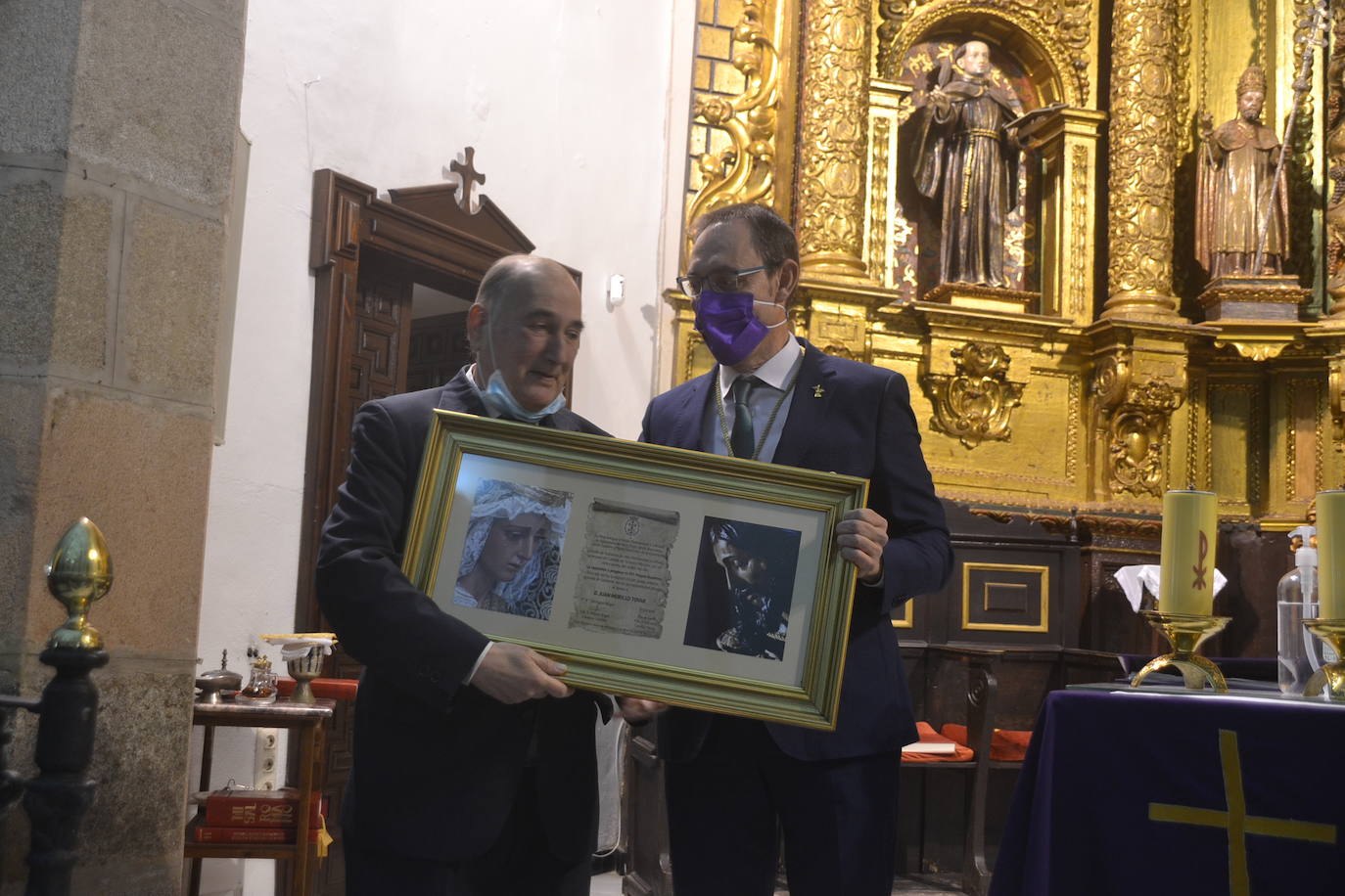 Juan Murillo recogiendo el detalle de la Hermandad 