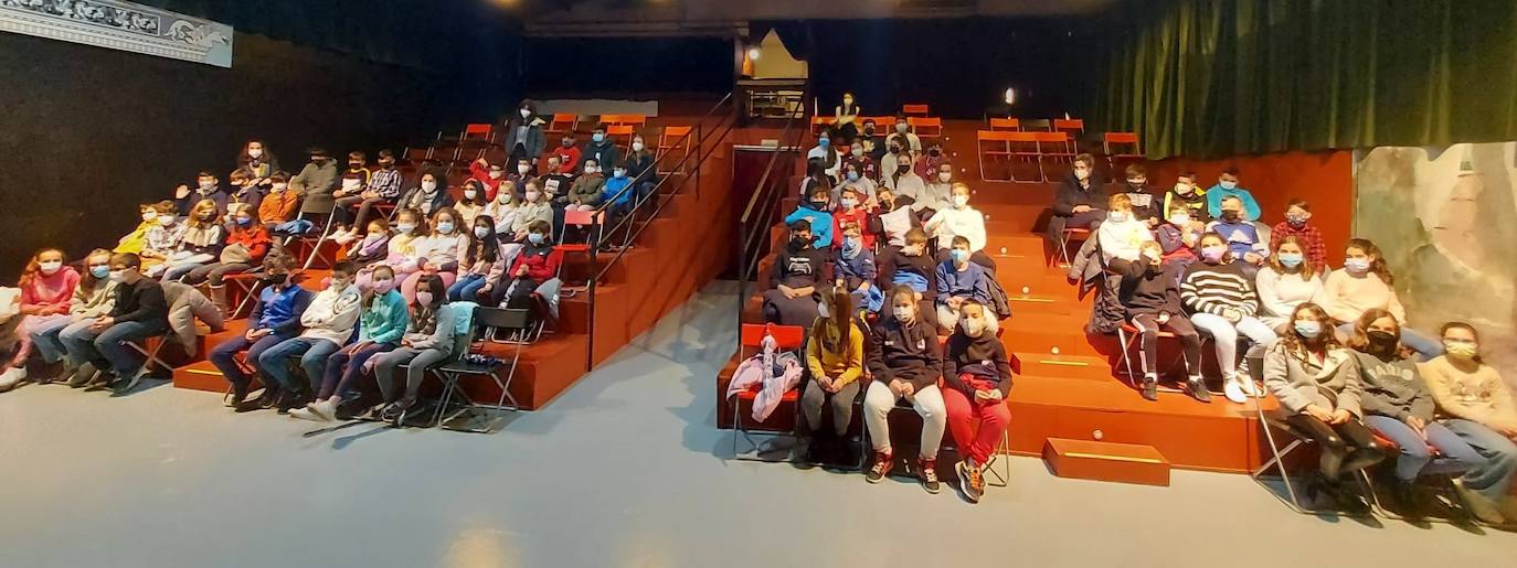 Alumnos del Colegio Romero Muñoz en la Sala Guirigai 