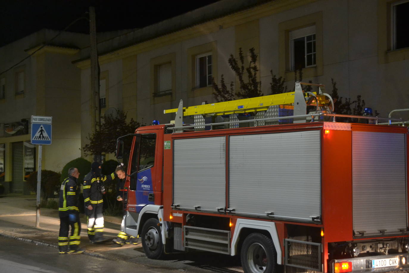 Bomberos una vez sofocado el incendio junto a uno de los dos camiones utilizados 