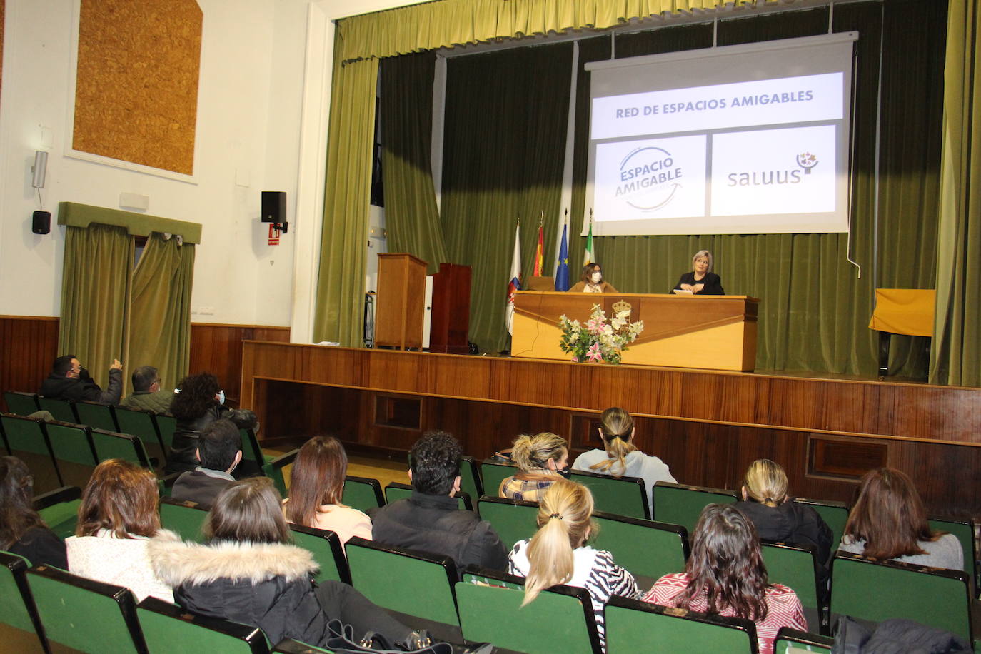 Concejala y técnica de turismo presentando el proyecto 