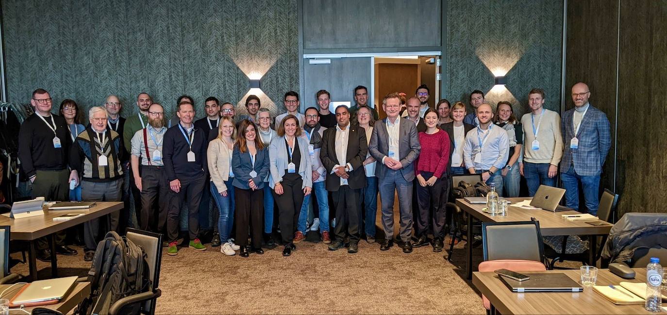 Foto de familia durante el encuentro 