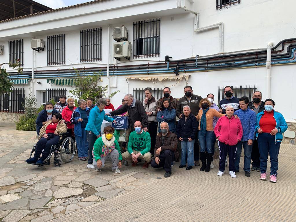 Entrega de los alimentos en el Hospital de Santiago de Zafra 