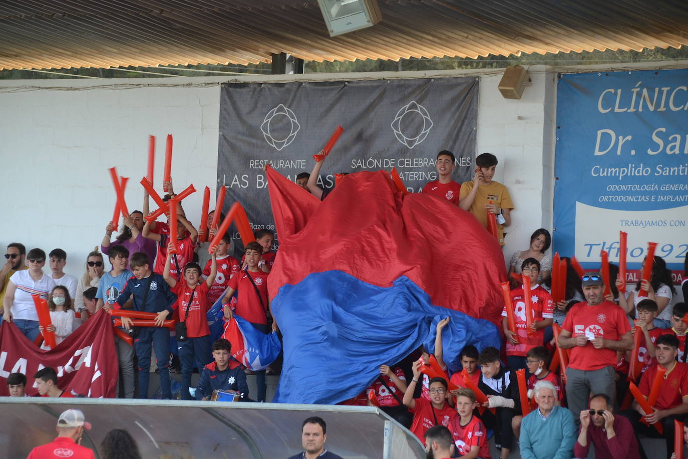 Una muy buena afición llenó las gradas 