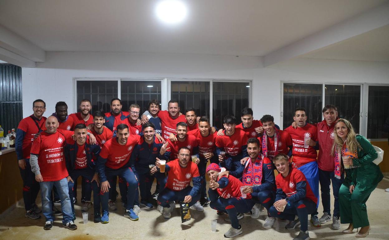 Parte de la plantilla y de la directiva de La Estrella, celebrando el ascenso 