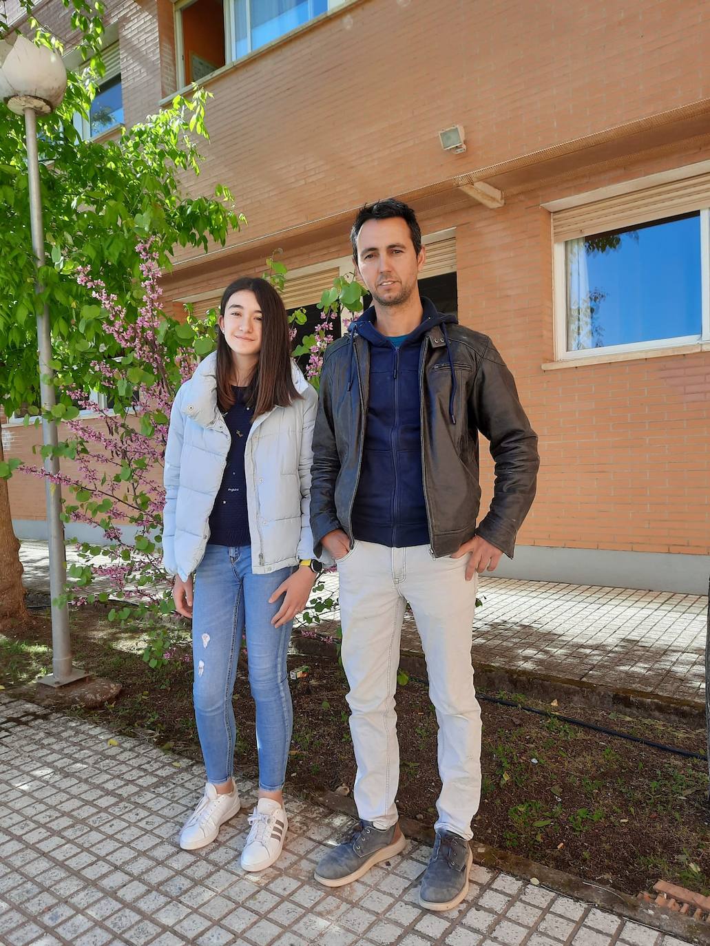 Paola Candelario junto a su profesor de matemáticas 