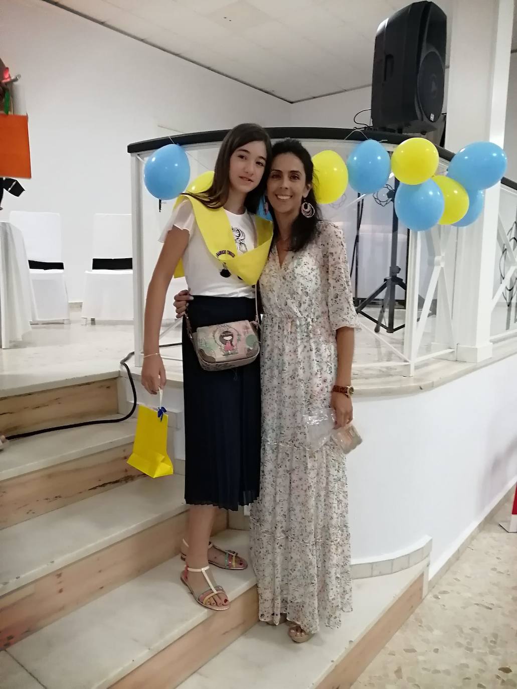 Paola Candelario junto a su maestra del Mauricio Tinoco 