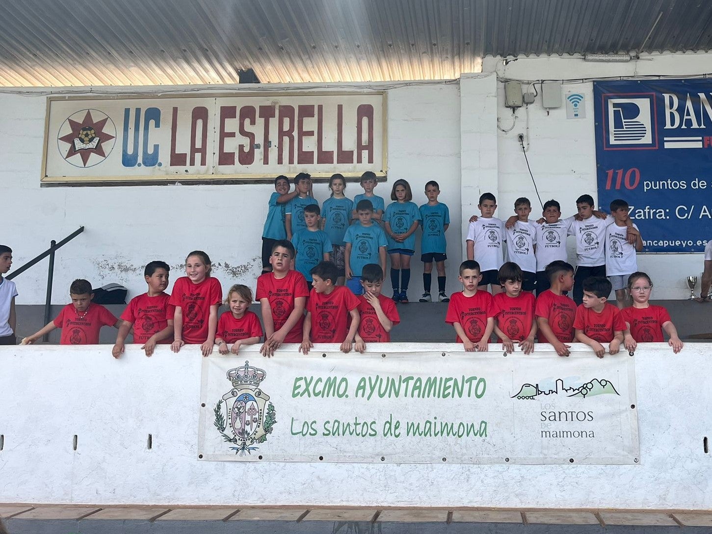 Los más pequeños antes de recibir su trofeo de campeones