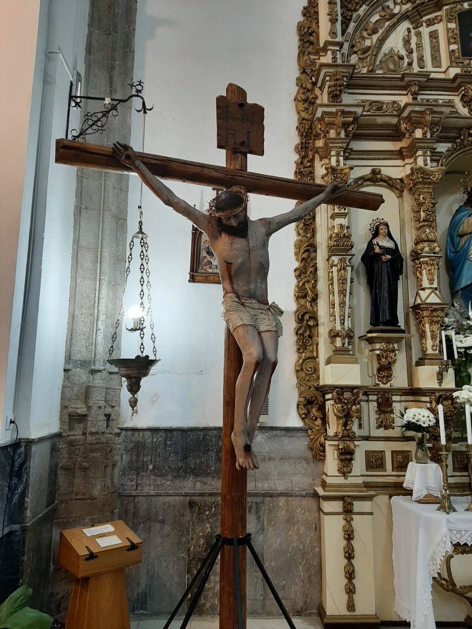 El Cristo ya restaurado ha sido colocado junto a la capilla del Sagrario 