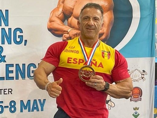 Ortiz posa con su medalla de tercer puesto 