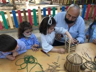 Alumnos del Mauricio Tinoca en el taller de artesanias con abuelos 