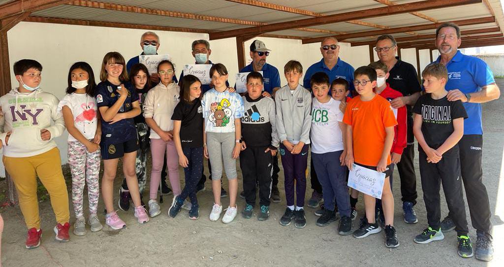 Los chicos y chicas del C.P. Mauricio Tinoco disfrutando del buen hacer de nuestros petanqueros