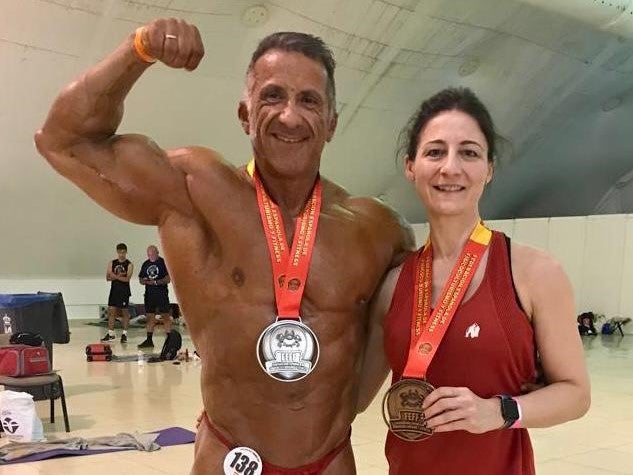 Ortiz y Maricarmen Matos posan orgullosos con las medallas obtenidas