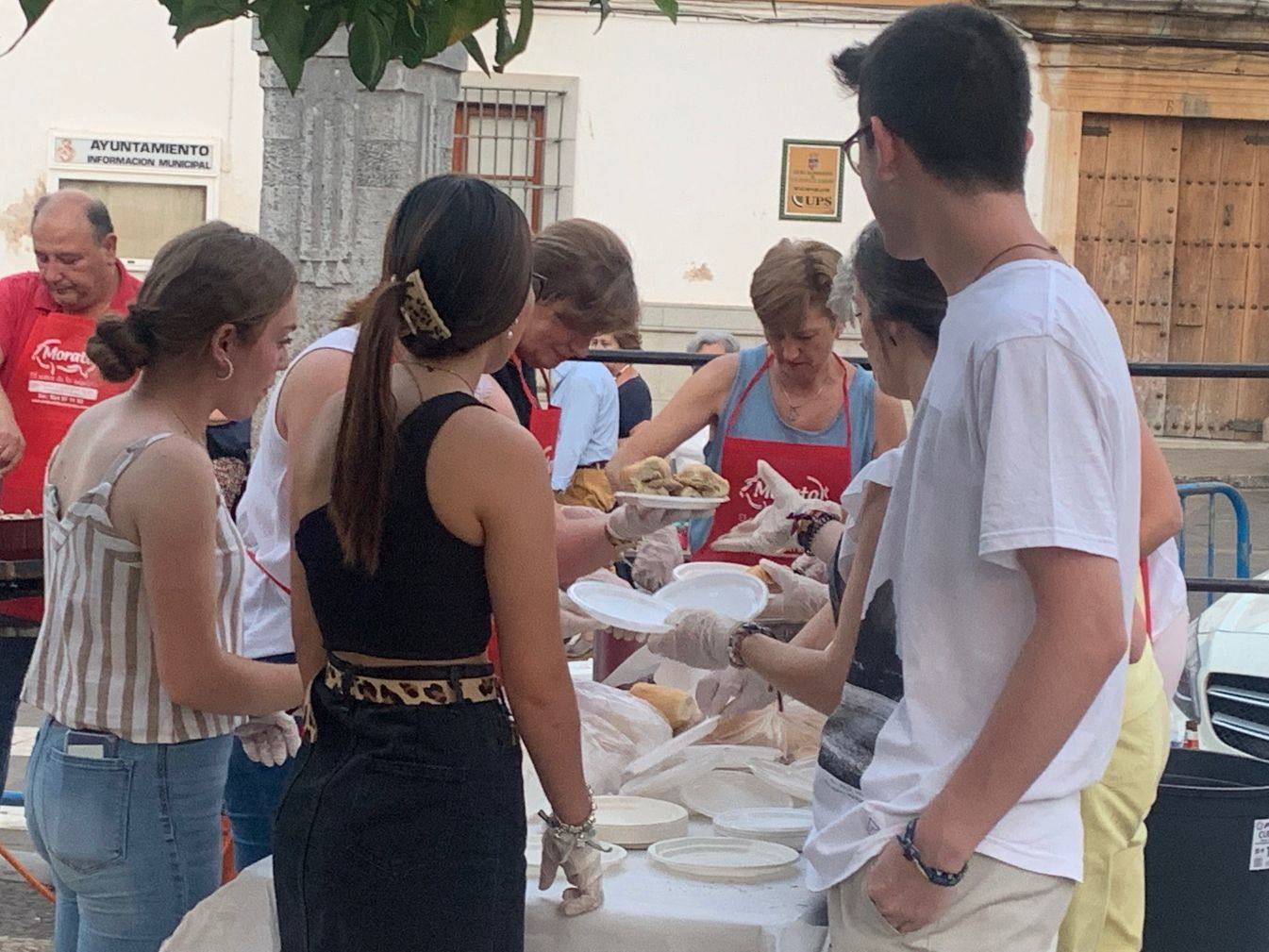 Los jovenes de la Parroquia tambien colaboraron 