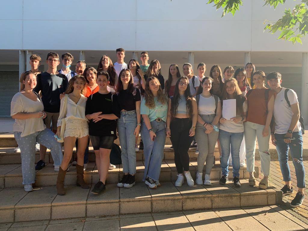 Alumnos del Dr Fernández Santana durante la realización de la EBAU 