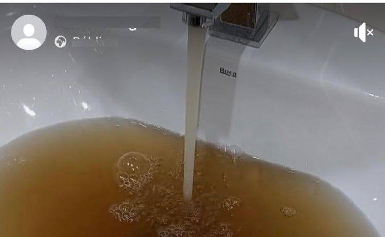 El agua que sale de los grifos en Los Santos, en algunas casas del pueblpo 